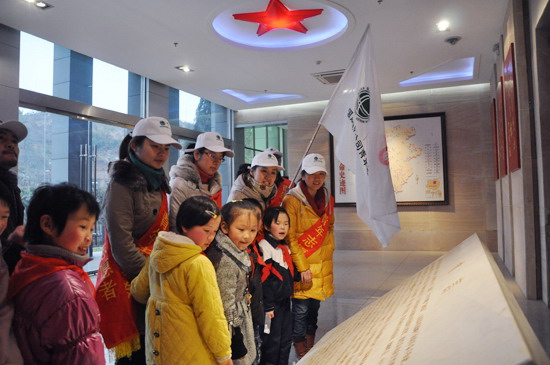 ���ع��繫˾־Ը�߿�չ�ذ�ũ����Ů�